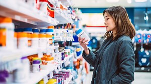 Doctor shows how much medicine costs in the US compared to the UK and Australia with shocking results