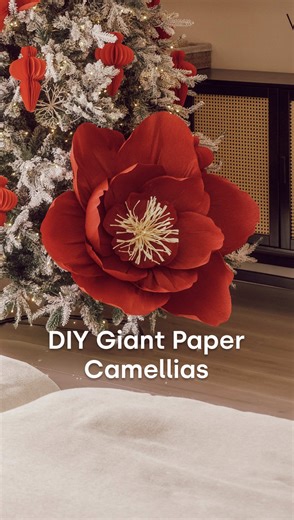 Since you asked, here's my easy tutorial for the giant paper camellias! This tutorial works for most simple paper flowers ☺️ 🌸