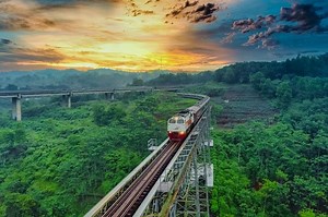 Naik Kereta Api Sambil Melihat Pemandangan Indah di 5 Jalur Ini, Yuk!