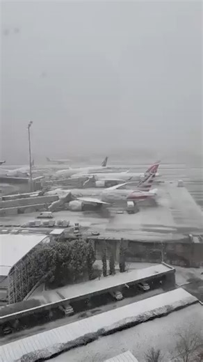 🌨️ Así lucía el aeropuerto de Barajas después de la gran nevada en Madrid. Durante las primeras horas del día, la borrasca Kristin dejó una intensa nevada en la capital y buena parte de la Comunidad de Madrid. En el Aeropuerto Adolfo Suárez Madrid-Barajas, Aena activó su Plan de Actuaciones Invernales frente a episodios de hielo y nieve, desplegando equipos para limpiar pistas y calles de rodaje y realizar tareas de deshielo en las aeronaves. La acumulación de nieve ha obligado a concentrar el 