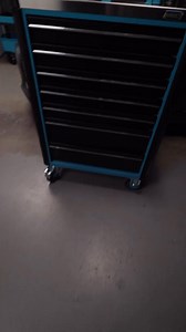 🔧 Ordnung in der Werkstatt - leicht gemacht! 🛠✨ [🇺🇸⬇️] Mit unserem Assistent®-Werkstattwagen bringst Du nicht nur Ordnung und Struktur in deineWerkstatt, sondern hast deine Werkzeuge auch immer sofort zur Hand. Voll ausgestattet, erfüllt er alle deine Schraubanforderungen! 🔩🔝 🚗 Werkstattwagen rein, Chaos raus! 🇺🇸 Tidiness in the workshop - made easy! 🛠✨ With our Assistent® tool trolley, you not only bring order and structure to your workshop, but also have everything immediately to han