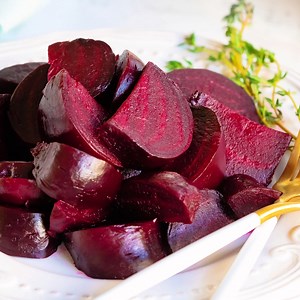 RECIPE ➡️ https://www.momontimeout.com/roasted-beets-recipe/ Roasted Beets are sweet, tender and entirely delicious. They are so easy to make and learning how to roast beets the right way is something every beet lover needs! This roasted beets recipe is quick and easy, no peeling required! | Mom On Timeout