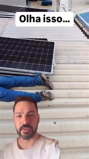 E4 Energias Renovaveis | Energia Solar | Azume on Instagram: "Eles estão fazendo uma brincadeira aqui sobre os paineis serem muito grandes, dificeis de carregar… Você ja instalou um módulo fotovoltaico dessa potência? #e4renovaveis #energiasolar #placasolar"