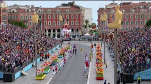 Carnaval de Nice: la traditionnelle bataille de fleurs a débuté