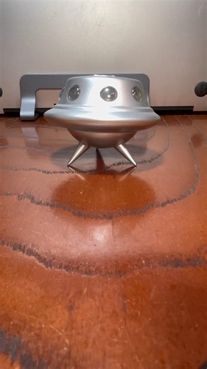 上部のデザインが昔懐かしい！ アイモ堂さんのソフビ むかし円盤フルトップ