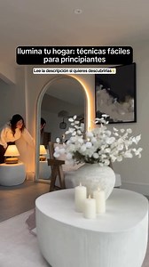 💡 Coloca tiras de LED debajo de gabinetes en la cocina, alrededor de marcos de espejos en el baño, o detrás de la televisión en la sala para una iluminación instantánea y moderna que no requiere herramientas complicadas. 🌞 Retira las cortinas pesadas y reemplázalas por opciones más livianas y translúcidas para permitir que más luz natural inunde tus espacios, haciendo que tu hogar se sienta más grande y acogedor. 🕯️ Añade lámparas de mesa con bombillas de luz cálida en las esquinas oscuras de