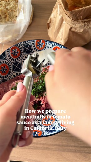 For our meatballs, we use half a kilo of ground pork, two cloves of garlic, a handful of parsley (to taste), five generous tablespoons of Parmigiano Reggiano or pecorino (depending on personal preference), salt, pepper, two eggs and fresh breadcrumbs added until the mixture reaches the desired consistency (it should be easy to shape). Once the mixture is ready, we brown the meatballs in hot olive oil, then add the tomato passata and adjust the salt. We let them cook in the tomato sauce over low 