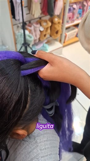 Tutorial de peinado Rumi! 💜 Aquí te enseñamos el paso a paso y todo lo que necesitas para poder realizar esta hermosa trenza😍 #guerreraskpop #tutorialdepeinado #rumihuntrixkpopdemonhunters #canecalontrenzas #peinados | Lidemoda El Alto