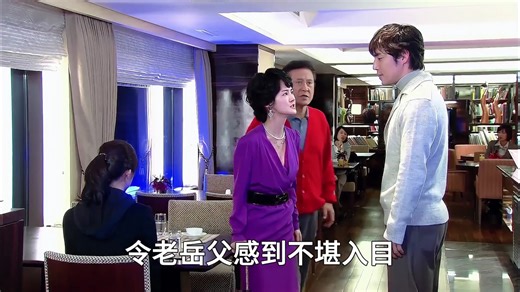 好看的坏爱情！为了放弃不能再继续的爱情 女人冲向了马路中央