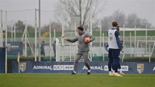 Carlos Cuesta, the young head coach of Parma Calcio, pays special attention to his defensive line. Spacing. Timing. Coordination. Collective movement. A strong defence isn’t built on individual actions. It’s built on shared understanding. When the back line moves as one, the whole team benefits. #fblifestyle | Pedro Mendonça
