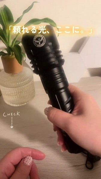 このSKYFIREの懐中電灯が明るすぎてやばい😳🌟 これ一本て、スポットライトで遠くも照らせたり、近くを広く照らすことも出来る！ しかも、点火レンズをつければ点火もできる🏕🔥 キャンプをされる方にオススメなのと、災害時にも役に立ってくれること間違いなしなので、ぜひ、左下の👜マークのリンクからチェックしてみてね👀☑️ #skyfire #懐中電灯 #ライト #LED #tiktokshopこれ買い@SKYFIRE