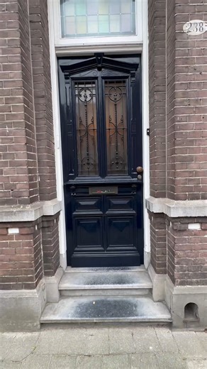 ✨ Karakteristiek herenhuis in hartje Tilburg ✨ 📍 Lange Nieuwstraat 238 | Tilburg Achter een prachtige authentieke gevel uit 1905 schuilt dit unieke herenhuis waar historie en modern wooncomfort perfect samenkomen. Hoge plafonds, glas-in-lood, kamer-en-suite, marmeren schouwen en een indrukwekkende bordestrap zorgen voor een warme en stijlvolle uitstraling. 💰€ 625.000 k.k. 🏠 164 m² woonoppervlak 🌿Energielabel C | Gerritse Makelaardij B.V.