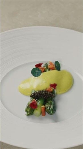 Green aspargus and guanciale