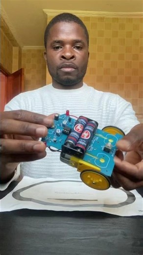 A simple following line robot using IC LM393