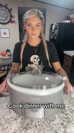 Cook dinner with me 🥘 (Dallas cowboy stew) #cookdinnerwithme #cooking #cookingvideo #Recipe #cookwithme #EasyRecipe #fyp #fy #crockpotrecipes | Hannah Turton
