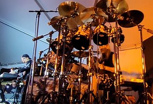 Watch NICKO MCBRAIN Perform IRON MAIDEN Classics At Rock N Roll Ribs 13th-Anniversary Celebration