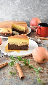 Tortul de mere cu crema de zahar ars si pandispan este pentru mine unul cu gust de copilarie! Este exact genul de tort de casa simplu, fara fite, de care se poate bucura toata familia. Un fel de 4 in 1 irezistibil – caramel, crema de zahar ars, mere aromate si blat de pandispan. Toate intr-o singura lingurita! #tortdemere #retetavideo #tortcumere #cremadezaharars #tortdemerecucremadezaharas #zaharars #crema #tort #prajiturarasturnatacumere #prajituracumere #pandispancumere #pandispanpufos #pandi