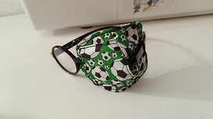 Tuto pour patch oculaire pour enfant atteint d'amblyopie ou autres pathologies nécessitant un cache oeil Cache oeil en tissu lavable pour les enfants qui ne supportent plus les patchs autocollants (SVP ⚠️⚠️ DEMANDEZ L'AVIS À VOTRE OPTHALMO/ORTHOPTISTE AVANT DE CHANGER VOS PATCHS AUTOCOLLANTS PAR DES PATCHS EN TISSU QUI POURRAIENT NE PAS CONVENIR À LA PATHOLOGIE DE VOTRE ENFANT ⚠️⚠️) Lien vers le pdf du cache oeil https://alendroitcouture.etsy.com/listing/1485067816 Ce patron PDF est réservé à un