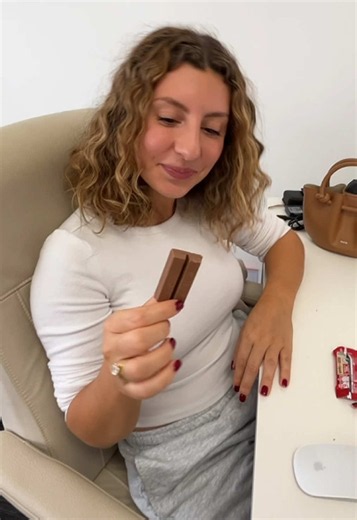 How do YOU eat a Kitkat?! 🥰🤗 | food