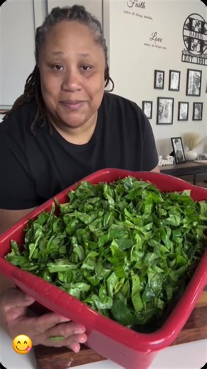 7.8K views · 5.5K reactions | Clean them Collardgreens #collardgreens #cleancollardgreens #yummy #yummyfood #delicious #homecooking #cookibgarhome #countrycook #itsmekellz♥️ #itsmekellz | Its Me Kellz | Facebook