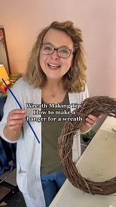 Wreath making tip: how to put a Hanger on the back of a wreath 🌿This technique for an easy-to-make hanger for the back of a grapevine wreath couldn't be simpler, and it only requires a single pipe cleaner! #3littlegreenwoods #wreathmaker #wreathdiy #wreathdecor #wreathworkshop #howtomakewreaths | 3 Little Greenwoods Creations