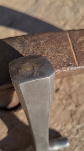 Fabrication d'un fer à estampiller de menuisier du 18e siècle ! 💪🏼⚒️🪚💥 Travail en collaboration entre Cardonnel Frères (menuiserie) et @Léo Nonnon La Note Frappée (artisan coutelie). #atelier #forge #fer #acier #bois #boiserie #artisan #artisanat #artisanatfrançais #artisanatlocal #blacksmithing #blacksmith #forgedinfire #knifesmith #knifesmithing #iron #workshop #collaboration #wood #woodworking #woodworker #faitmain #madeinfrance #coutellerie #asmr