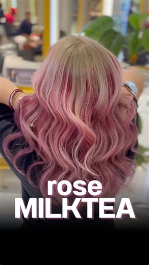 A touch of rose, a hint of milktea 🥤💐 Buat Beauties yang lagi bosen sama warna rambut yang cokelat-cokelat aja, cobain deh warna rose milktea ini. Siap tampil beda di festive season kali ini pastinya 🌹🌲 Hair makeover: kak Jimi 📍Johnny Andrean Salon Premium Grand Indonesia, Jakarta Pusat Johnny Andrean Salon, The No. 1 Beauty & Hair Salon Featuring Premium Treatments and Services. www.johnnyandrean.com 0815-9798-000 Syarat dan ketentuan berlaku