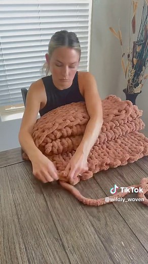 I made this queen runner for my guestroom bed, and instantly made the room, cozier and warmer 🥰 #handknitblanket #chunkyknitblanket #homedecor #diyhomedecor #babyblanket #fingerknitblanket #chunkyblankettutorial