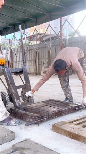 Precision Concrete Casting: Releasing a Heavy Drain Cover Mold
