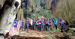 Kibar 63 Jalur Gemilang di puncak gua batu kapur | Harian Metro