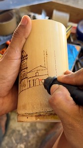 Vamos a la parte más creativa del proceso de elaboración de vasos de #bambú. 🎋🎍 | Javier Borgúa