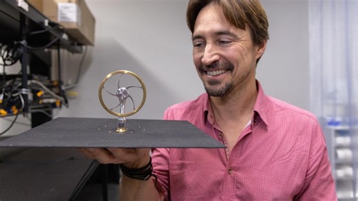 Stirling engine generates mechanical power by linking Earth's warmth to space