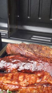 1 nakkefilet på 4 måder 🔥 Reklame for Traeger Grills Danmark Jeg vil rigtig gerne kunne byde gæsterne på lidt valgmuligheder, når der grilles. Her er nakkefilet helt perfekt. Jeg fik den idé at skære den ud i 4 lange stykker - så de ligner små mørbrad. Her har hver enkelt fået hver sin smag - en med dry rub, en med BBQ, en med teriyakisauce og en med hvidløg og parmesan. Gæsterne elsker det og kødet passer perfekt til f.eks. en god salat, brød og kartoffelsalat eller pastasalat. Jeg laver dem p