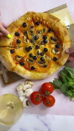 Pizza la voi acasă ? S-a rezolvat ! Cea mai simpla și buna rețeta de pizza . Pe Instagram v-am scris și câteva trucuri despre cum să iasă ca la restaurant 🍕 #foryou #bucatariagabriela #vegan #pizza #pizzalover #pizzadough #puravitavegan 💚🌱