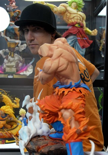 ¡Qué pasa, familia! Hoy os traigo una auténtica barbaridad para cualquier fan de Dragon Ball Super. 🔥 Se trata de Goku Ultra Instinto a punto de lanzar su ataque más icónico, una estatua espectacular fabricada por @Player1creations que transmite una fuerza brutal. Los efectos de energía, la pose y el nivel de detalle hacen que parezca sacada directamente del anime. Si queréis verla con todo lujo de detalles, os recomiendo pasaros por mi canal de YouTube Portastation, donde tenéis la review comp
