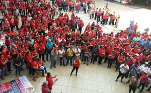 Cientos de maestros de la sección 53 se manifiestan