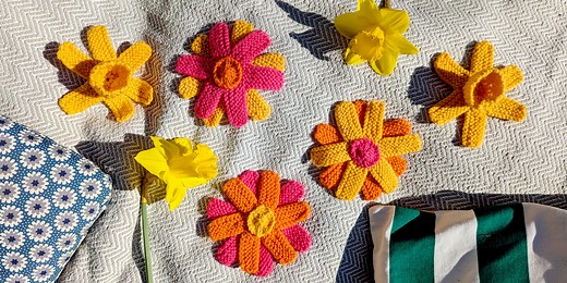 Free knitted flowers pattern to stitch today