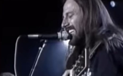 Grupa Azra i pjesma dana "Usne vrele višnje": "Vođen slijepim bezumljem, sludio me bol"