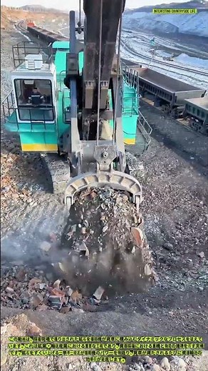 掘削機が鉱石を貨車に積み込む様子 - 採掘現場の現場レポート