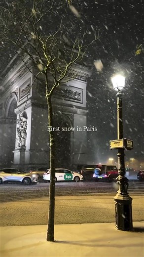 First snow in Paris!! 🥹 pinch me