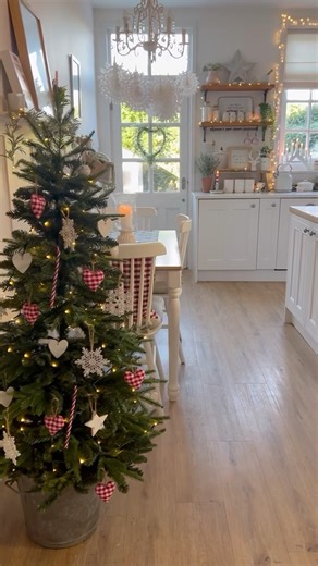 Festive fact…a girl can never have too many Christmas trees! 😂🎄🙊 This fab little tree is SUCH a bargain from @amazon (will link in my stories). The branches needed a LOT of fluffing but it looks so gorgeous and realistic now! This is the 5ft which is on offer at the moment for only £43!! They do a cute 2ft version too which is only £15.99 🥰🎄👏🏼✨ I ditched the metal stand and wedged mine in a vintage zinc bucket with some rolled up bubble wrap to keep it in place 😁 Isn’t it cute?! Also lov
