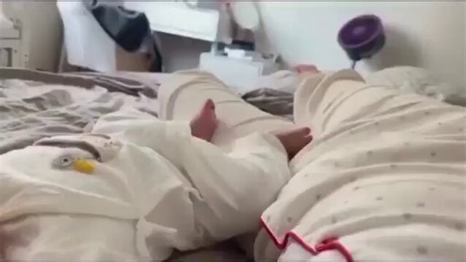 لاحظ ما يحدث عندما تتحرك ساق الأم بعيدًا ثم تعود إلى طفلها.