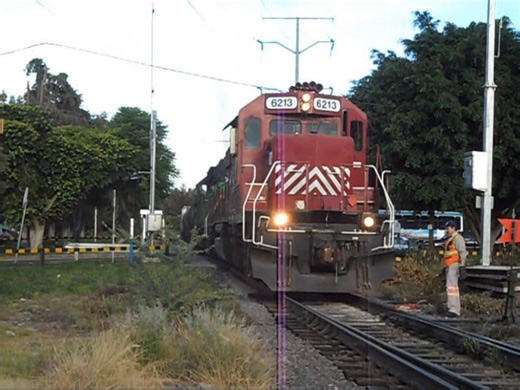 El año 2011 Ferromex nos soprendió con la renta de locomotoras HLCX modelo SD40-2 la mayoria de ellas verdes ex burlington northern y naranjas BNSF en este caso vemos la 6213 , esta locomotora tiene una historia bastante extensa , construida en 1974 para el Milwaukee Road y segun la informacion consultada tambien fue parte del SOO line del Dakota Minesota East , norfolk southern y actualmente trabajando el el Ashland Railway en estados unidos! | Fxe4005 Train Videos