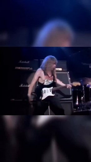 Bruce Dickinson cantando Black Night do Deep Purple, até que é “interrompido” por um fã. | Iron Maiden Brasil