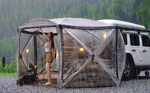 大雨中的露营冒险，一个人在云雾缭绕的山顶露营！让我们一起享受雨声和咖啡 | 烤甜玉米 | 悠悠yoyo | JEEP