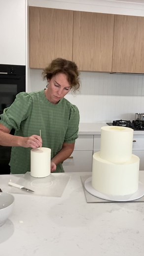 30K views · 578 reactions | When tackling these cakes, I prefer to get the more difficult bits done first. I go with the fine piped scalloped lines, then the rest of the scallop detailing and finish with the borders and teardrops and pearls #vintagebuttercreamcake #zoeclarkcakes #noosaweddingcake | Zoë Clark Cakes | Facebook