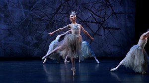 For next week's online performance of The Nutcracker at The REP we were delighted to be joined by students from Elmhurst Ballet School who danced the entire Land of Snow scene. The opportunity to dance with a professional company is a key part of training for all ballet students. Roz Laws spoke to some of the students. Read the interview: brb.org.uk/post/elmhurst-nutcracker-snowflakes Book tickets: bit.ly/Nutcracker-Rep-2021 | Birmingham Royal Ballet