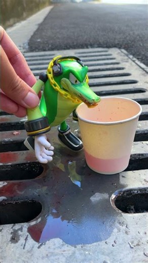 Sonic the Hedgehog takes a bath in sparkling water, enjoying a hilarious unboxing video #sonic3