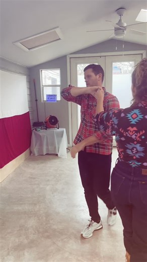 Greetings From Texas Two Step Lessons on Instagram: "Tyler is working on switching hands during his combos. There are many ways to switch hands during combos; and being fluid on both hand and both sides is so important to expand your repertoire of moves; and to maintain a freshness in approach to combos. #dancenerds #howtopartnerdance #twosteplessons #twosteplessonsaustin #twostepping dancelessons"