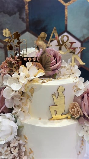 THIS is the sort of wedding cake I love to make! This tells the story of this couples proposal and incorporates their wedding date and florals onto the cake 🥰 #weddingcake #alternativewedding #proposal #twotiercake #cappuccinorose